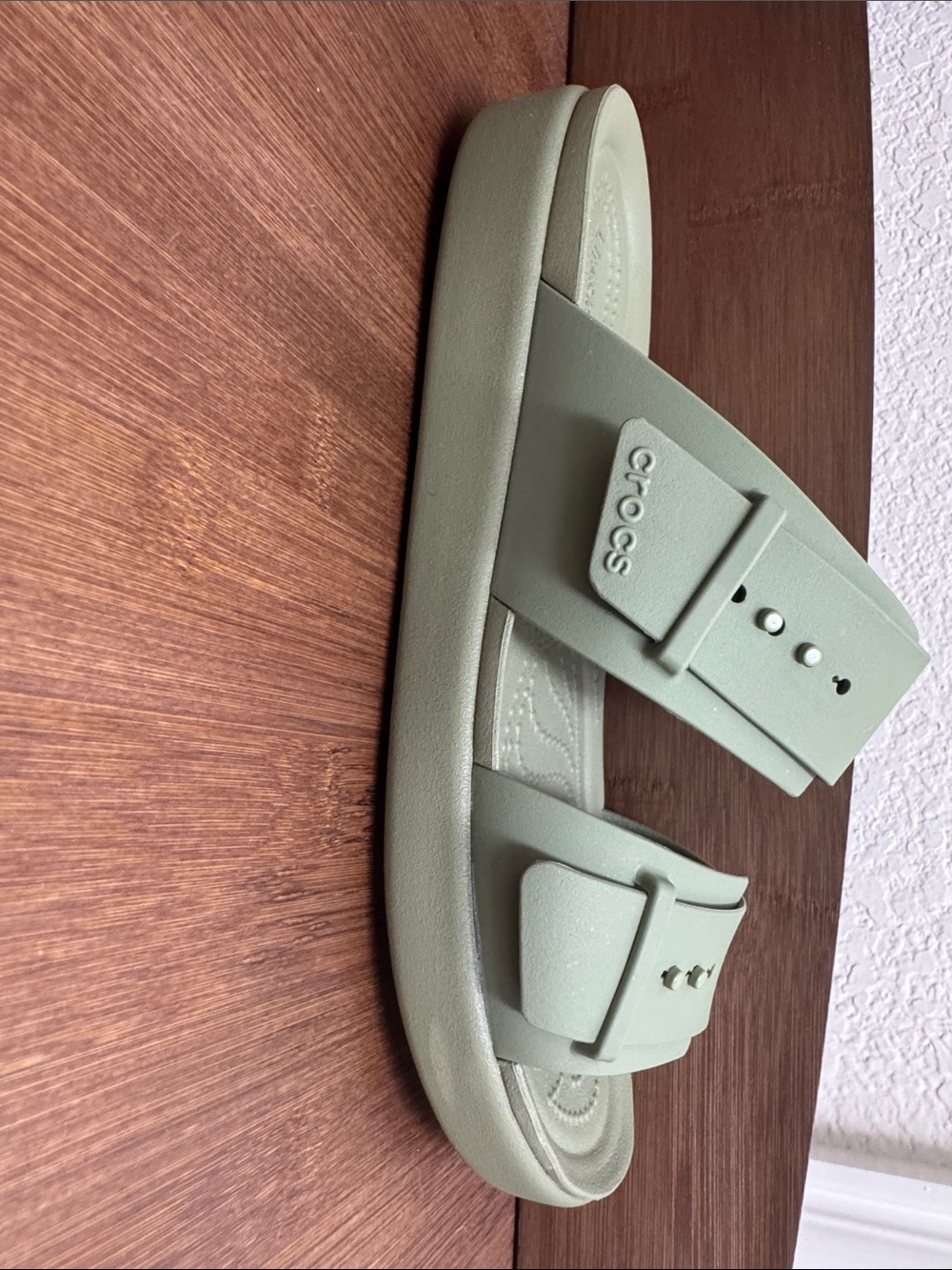CROCS Brooklyn Buckle Low Sandals, Cargo Green - size 9 - Picture 4 of 8